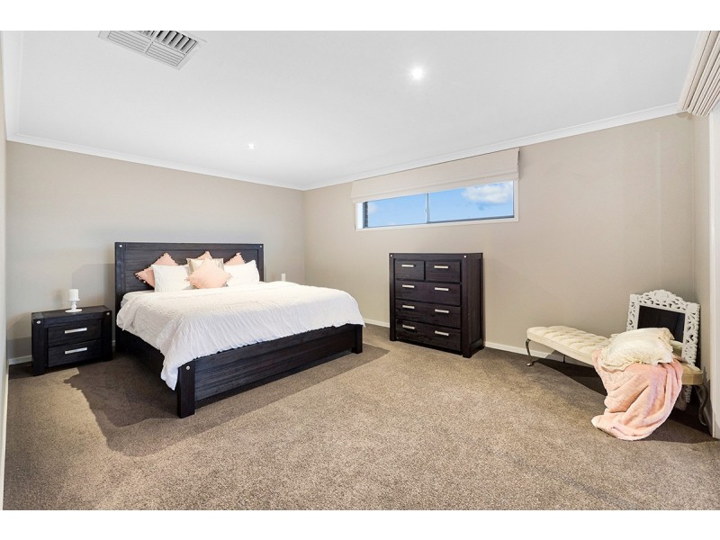 3 Hollingrove Avenue, Clyde North VIC 3978