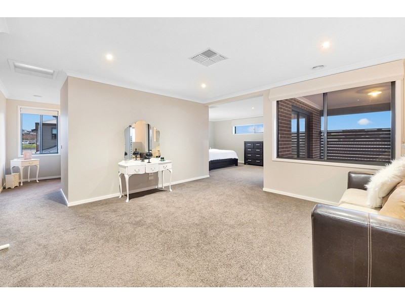 3 Hollingrove Avenue, Clyde North VIC 3978