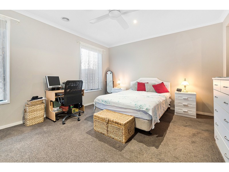 3 Hollingrove Avenue, Clyde North VIC 3978