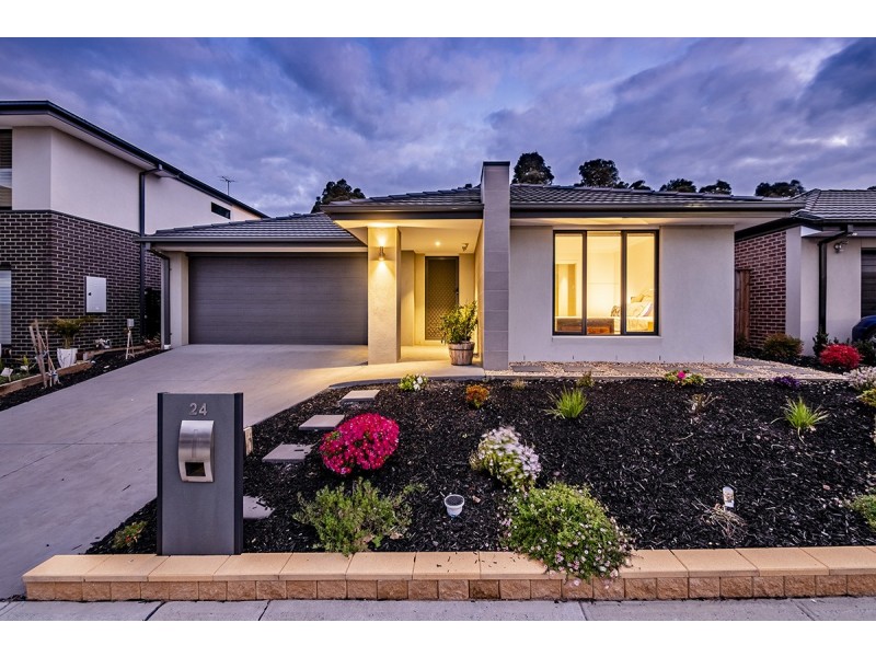 24 Royaloak Crescent, Cranbourne East VIC 3977