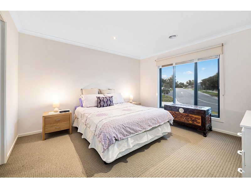 24 Royaloak Crescent, Cranbourne East VIC 3977