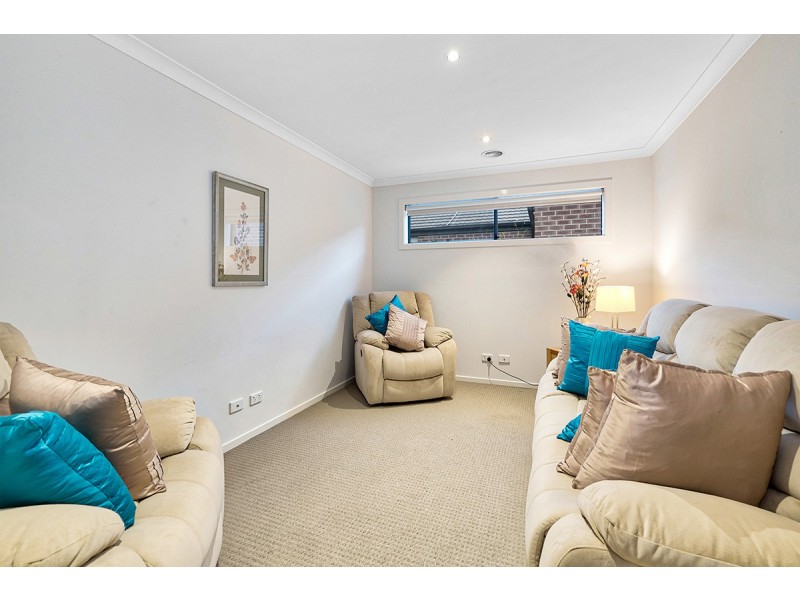 24 Royaloak Crescent, Cranbourne East VIC 3977