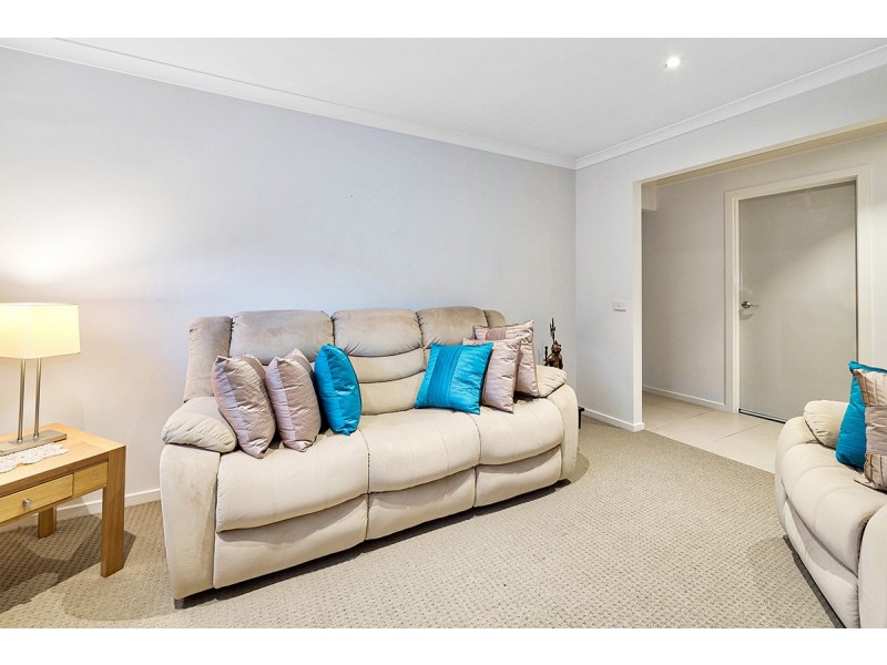 24 Royaloak Crescent, Cranbourne East VIC 3977