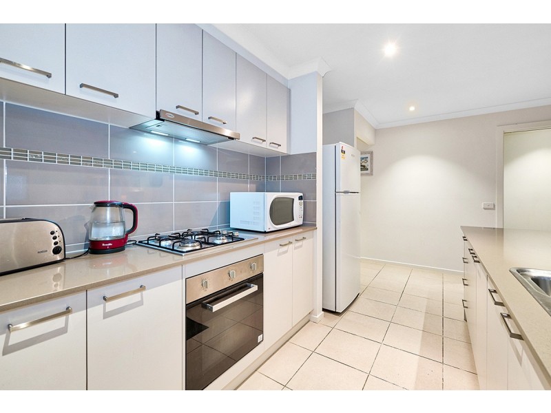 24 Royaloak Crescent, Cranbourne East VIC 3977