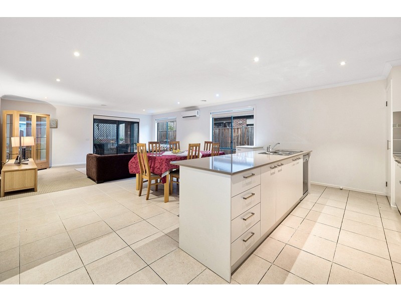 24 Royaloak Crescent, Cranbourne East VIC 3977