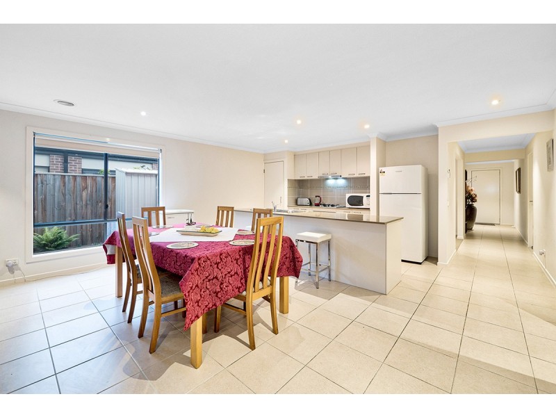 24 Royaloak Crescent, Cranbourne East VIC 3977