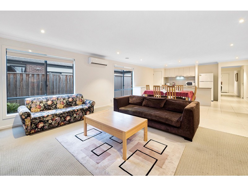 24 Royaloak Crescent, Cranbourne East VIC 3977