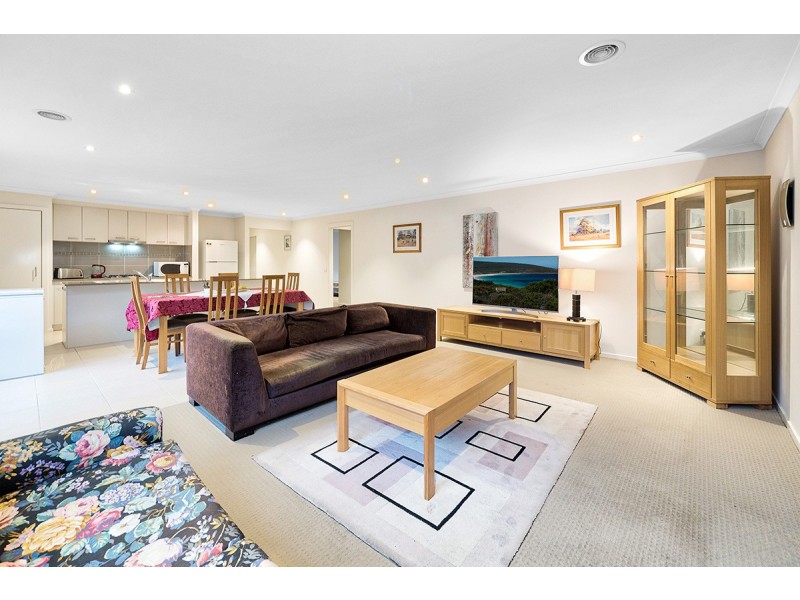 24 Royaloak Crescent, Cranbourne East VIC 3977