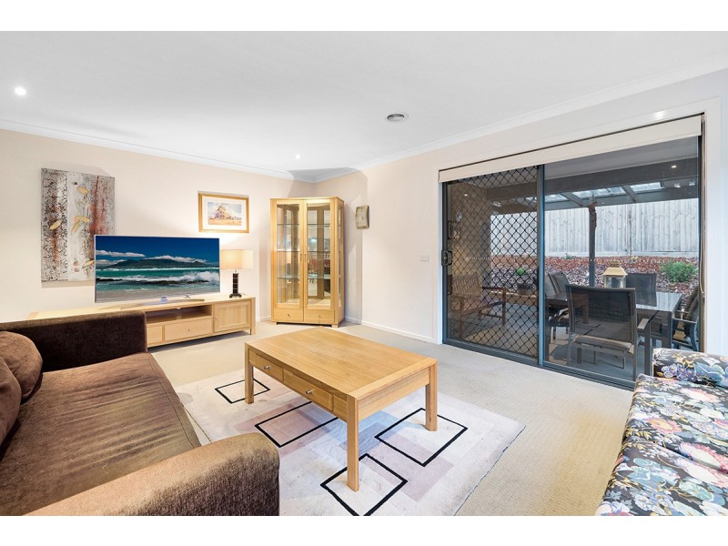 24 Royaloak Crescent, Cranbourne East VIC 3977