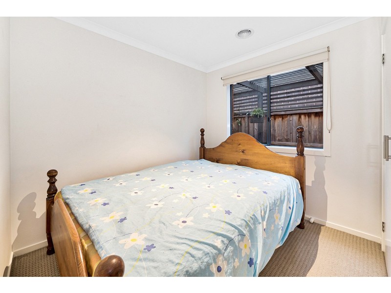 24 Royaloak Crescent, Cranbourne East VIC 3977