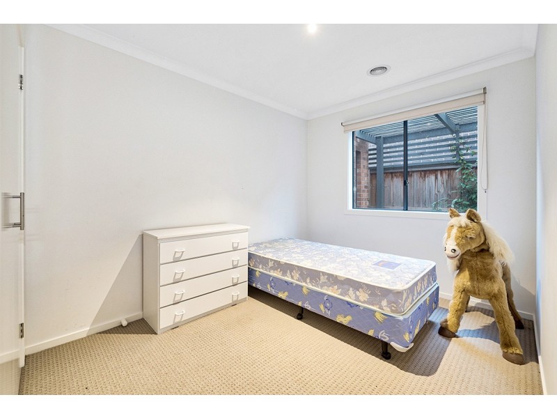 24 Royaloak Crescent, Cranbourne East VIC 3977
