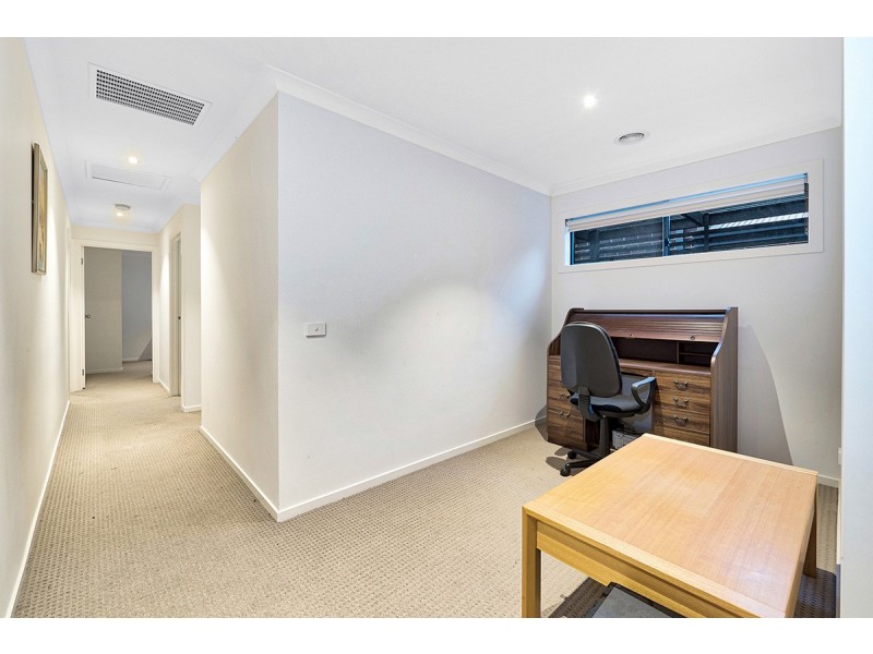 24 Royaloak Crescent, Cranbourne East VIC 3977