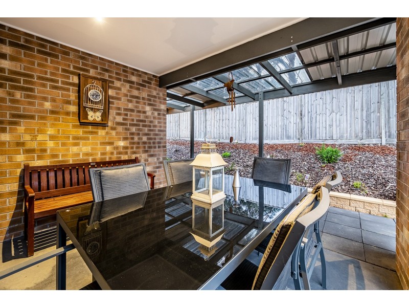 24 Royaloak Crescent, Cranbourne East VIC 3977