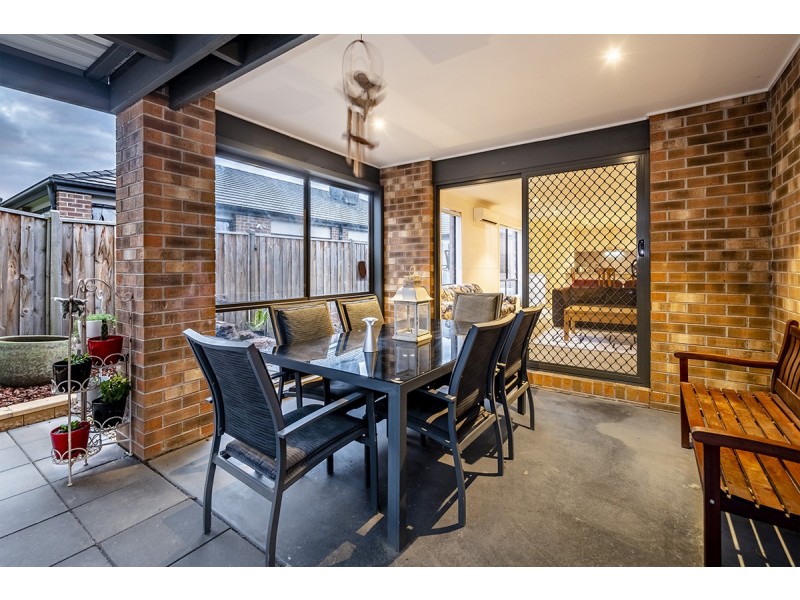 24 Royaloak Crescent, Cranbourne East VIC 3977
