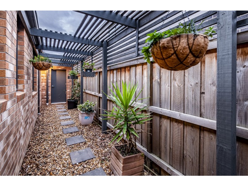 24 Royaloak Crescent, Cranbourne East VIC 3977