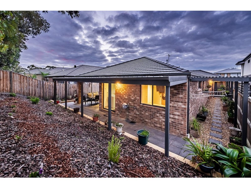 24 Royaloak Crescent, Cranbourne East VIC 3977