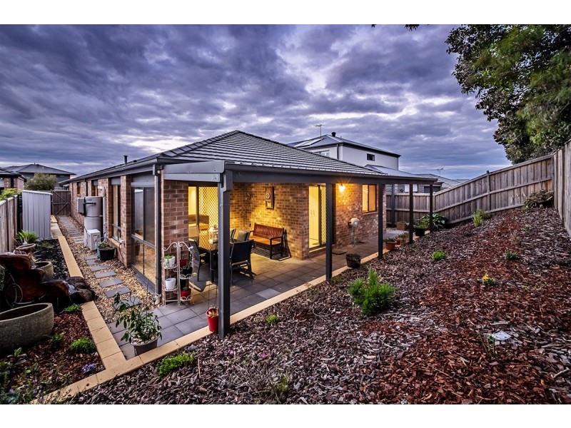 24 Royaloak Crescent, Cranbourne East VIC 3977