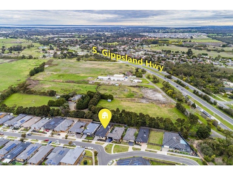 24 Royaloak Crescent, Cranbourne East VIC 3977