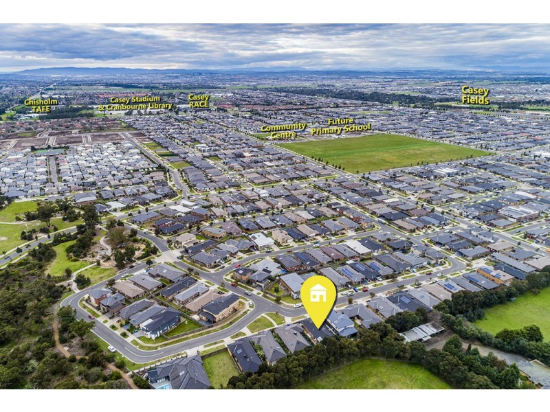 24 Royaloak Crescent, Cranbourne East VIC 3977