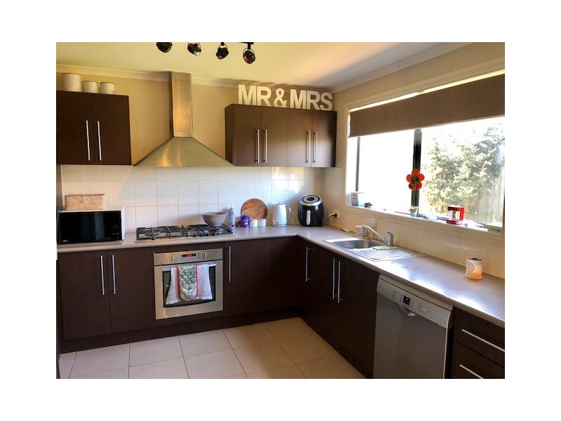 9 Yellow Gum Dr, Pakenham VIC 3810