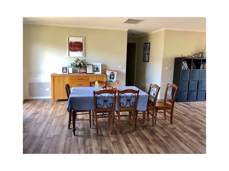 9 Yellow Gum Dr, Pakenham VIC 3810