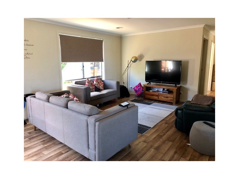 9 Yellow Gum Dr, Pakenham VIC 3810