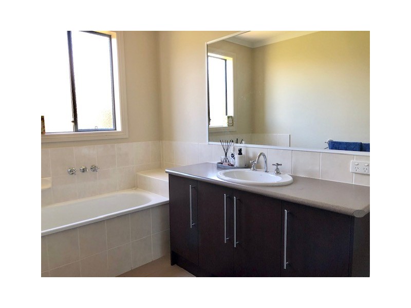 9 Yellow Gum Dr, Pakenham VIC 3810