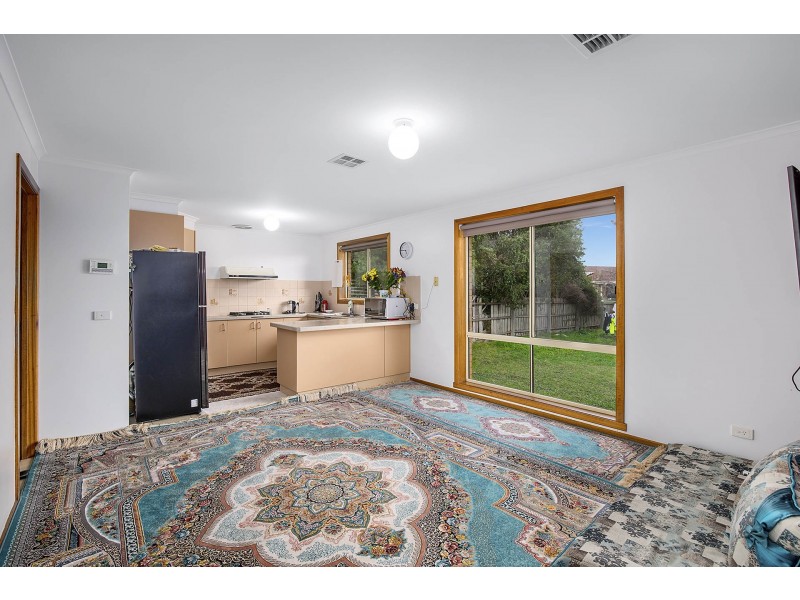 8 Fernshaw Gardens, Hallam VIC 3803