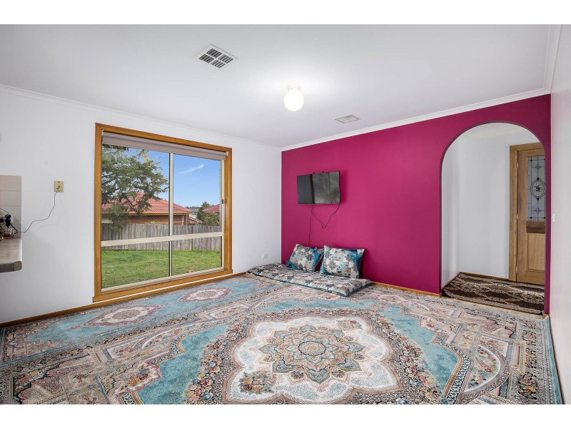 8 Fernshaw Gardens, Hallam VIC 3803