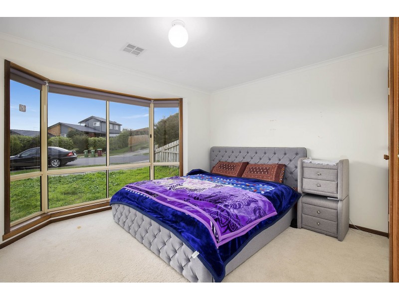 8 Fernshaw Gardens, Hallam VIC 3803