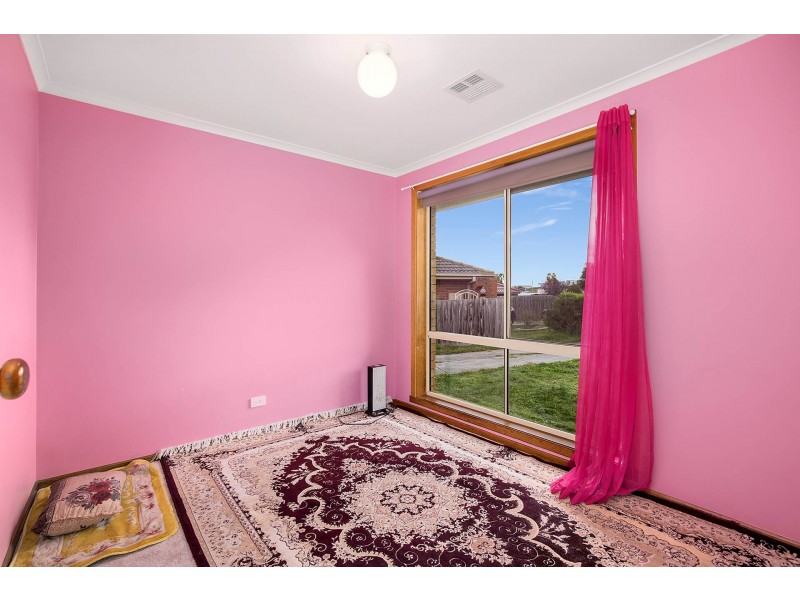 8 Fernshaw Gardens, Hallam VIC 3803