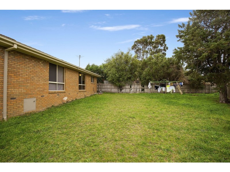 8 Fernshaw Gardens, Hallam VIC 3803