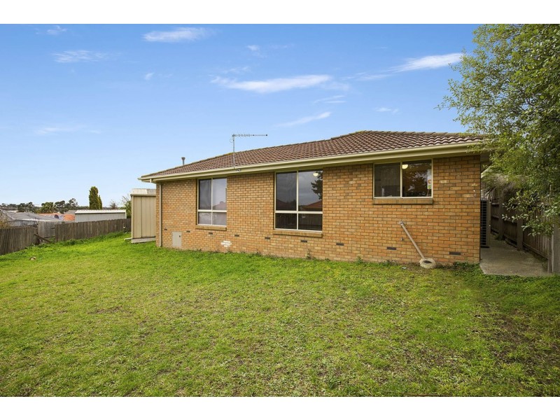 8 Fernshaw Gardens, Hallam VIC 3803