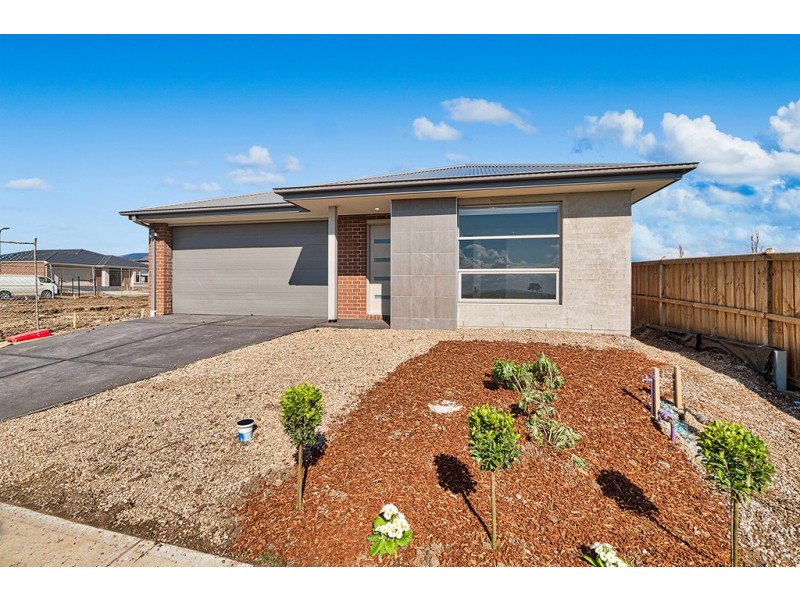 113 Strathlea Drive, Cranbourne West VIC 3977