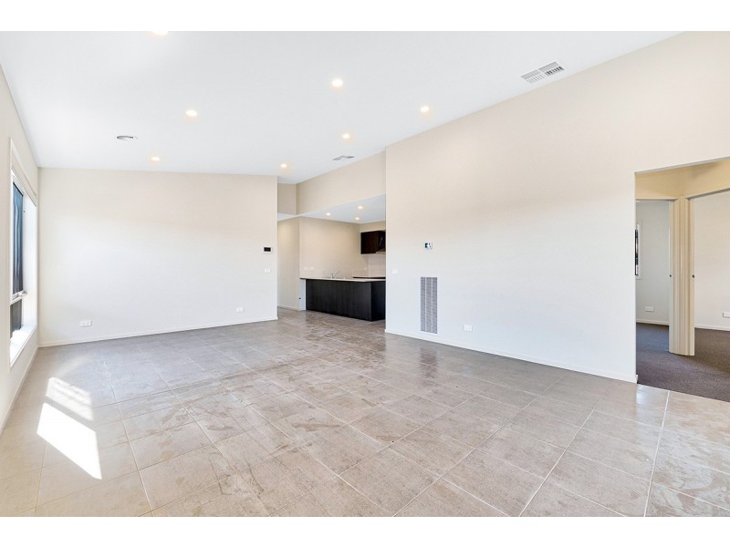 113 Strathlea Drive, Cranbourne West VIC 3977