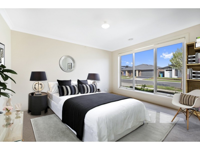 5 Baranello Crescent, Cranbourne East VIC 3977