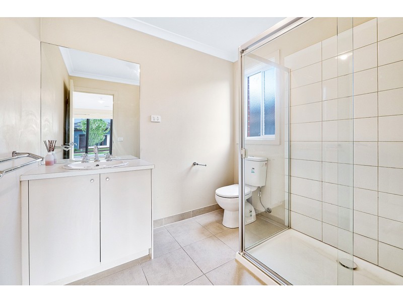 5 Baranello Crescent, Cranbourne East VIC 3977