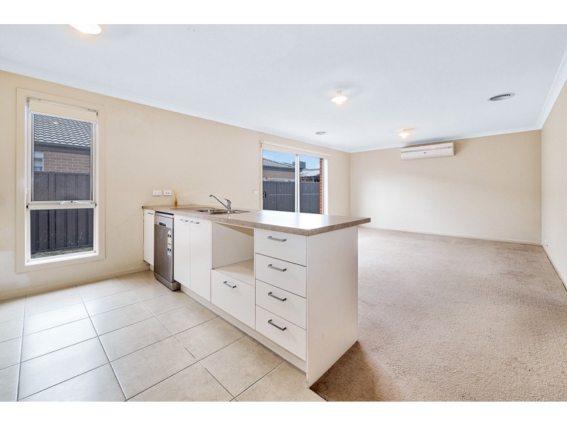 5 Baranello Crescent, Cranbourne East VIC 3977