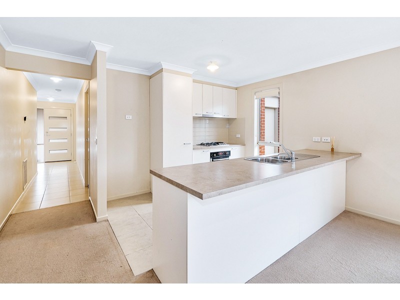 5 Baranello Crescent, Cranbourne East VIC 3977