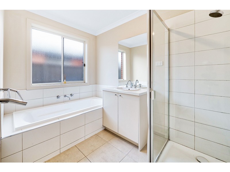 5 Baranello Crescent, Cranbourne East VIC 3977