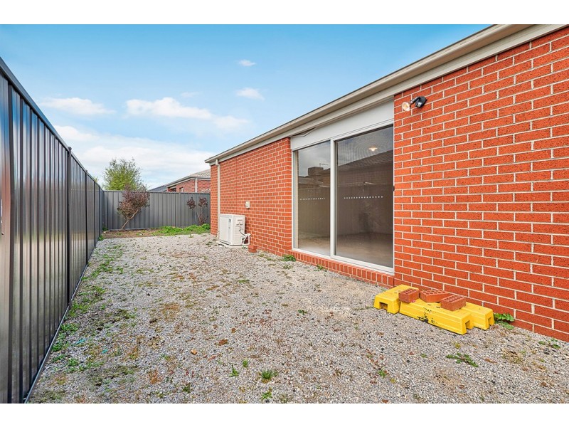 5 Baranello Crescent, Cranbourne East VIC 3977