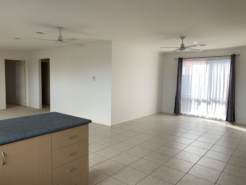7 Staunton Walk, Cranbourne East VIC 3977