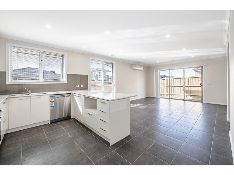 11 Bessie Drive, Cranbourne West VIC 3977