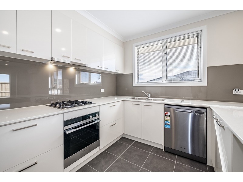 11 Bessie Drive, Cranbourne West VIC 3977