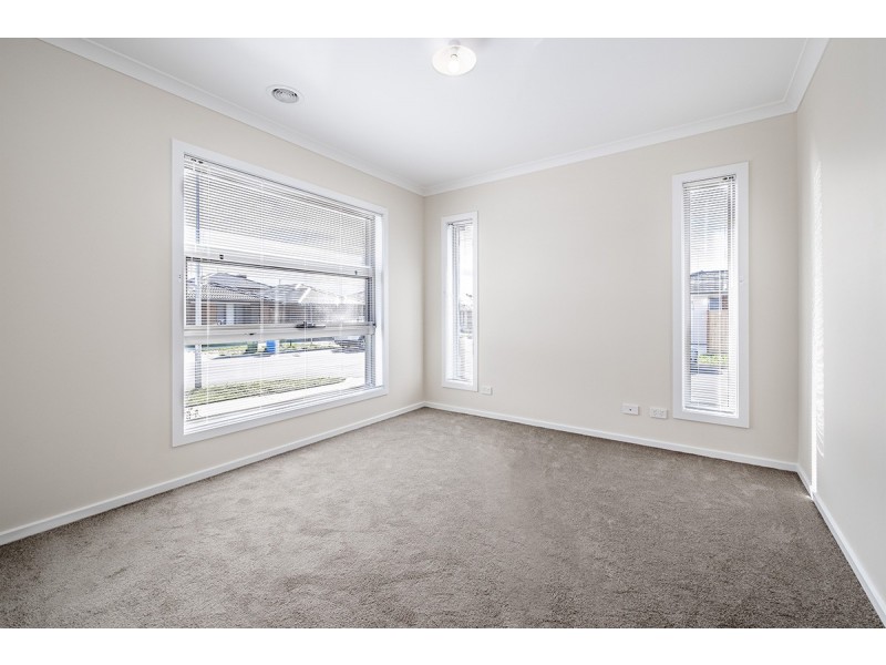 11 Bessie Drive, Cranbourne West VIC 3977