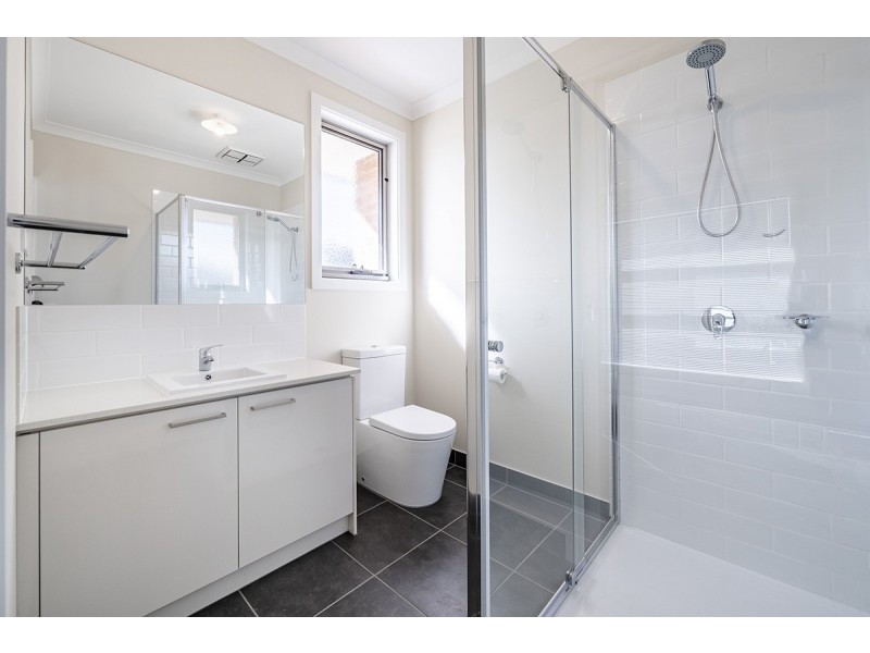 11 Bessie Drive, Cranbourne West VIC 3977