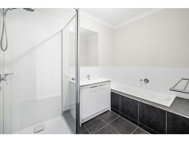 11 Bessie Drive, Cranbourne West VIC 3977