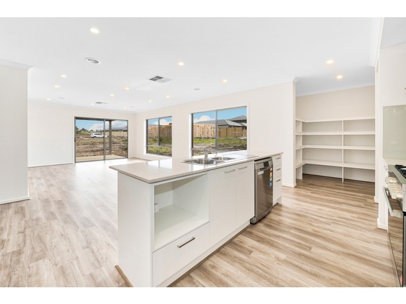 18 Powlett Drive, Clyde VIC 3978