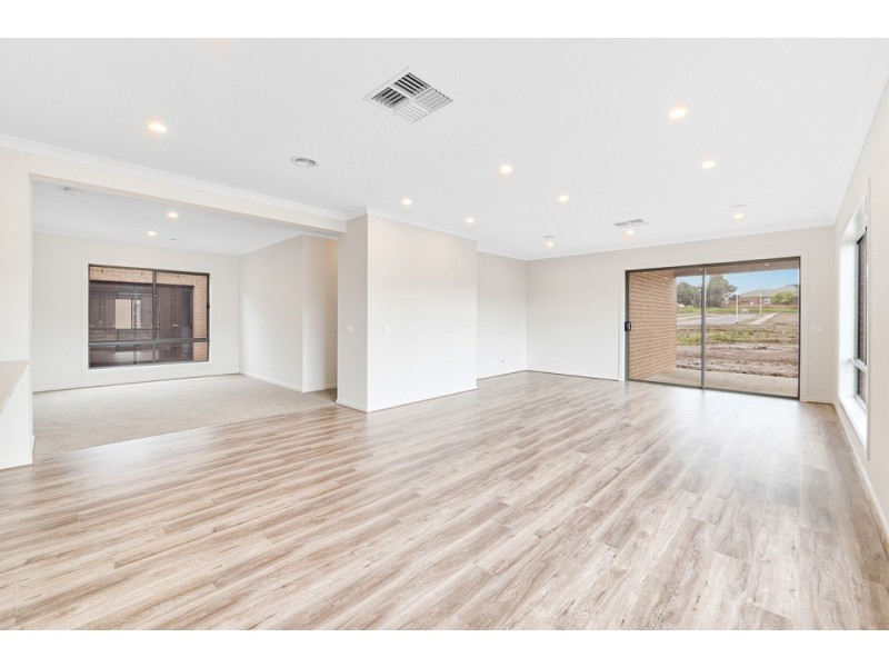 18 Powlett Drive, Clyde VIC 3978