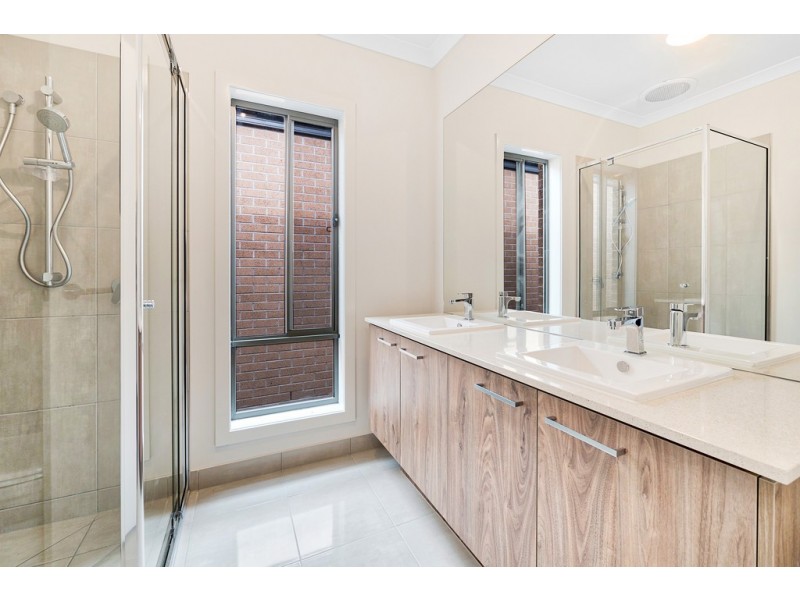 18 Powlett Drive, Clyde VIC 3978